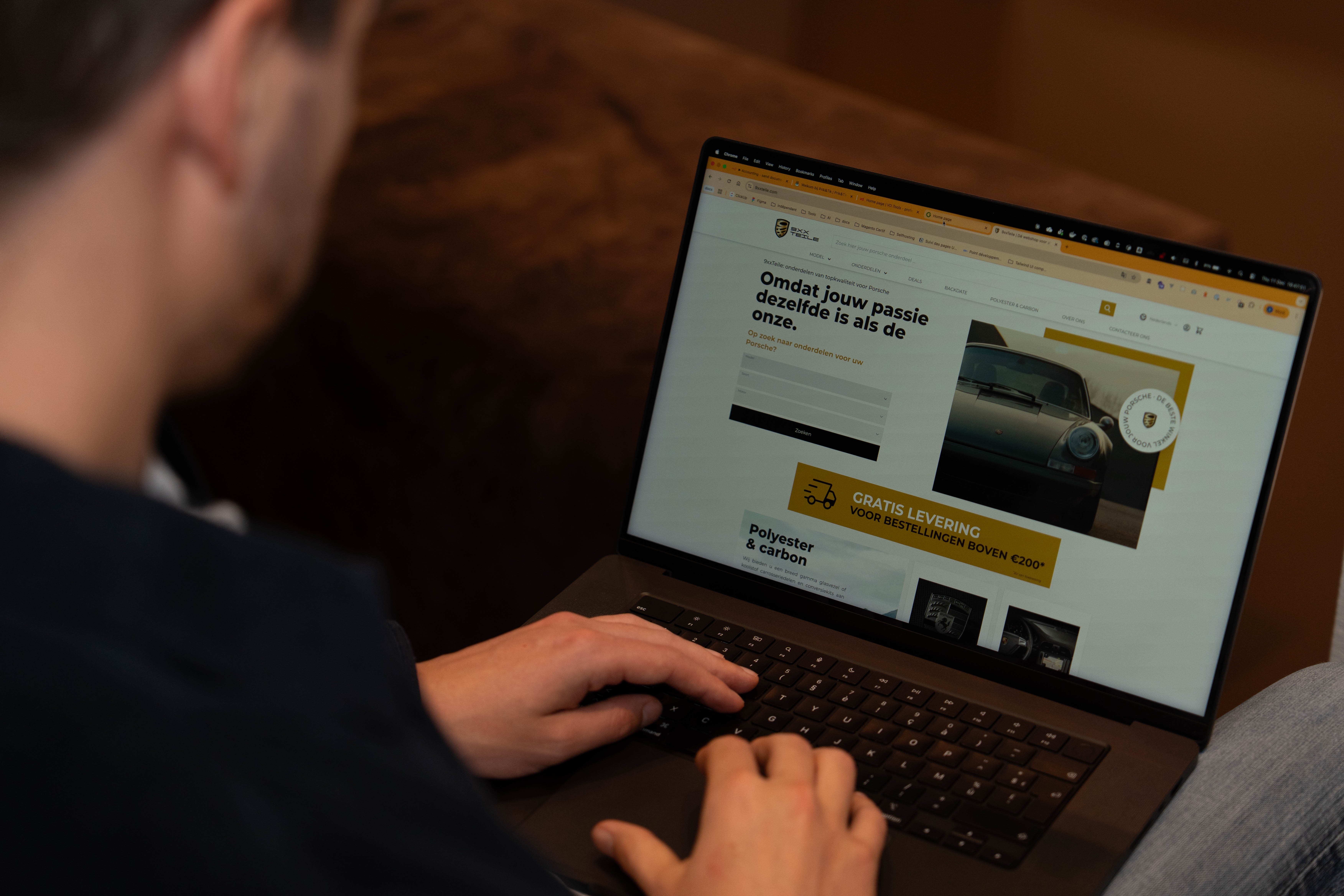 Klassieke oranje Porsche 911 met premium auto-onderdelen