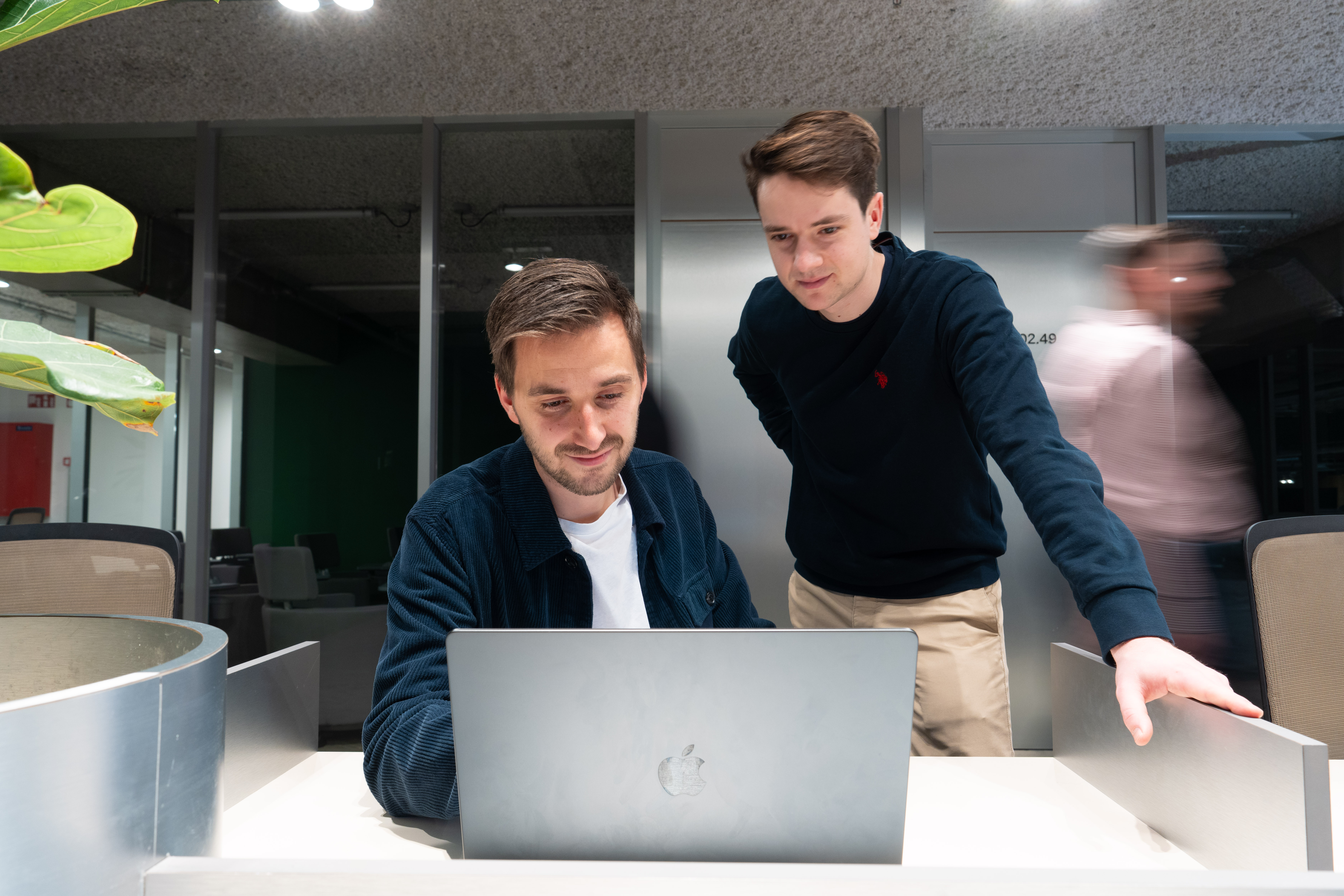 Twee collega's van Levalto werken samen op een laptop.